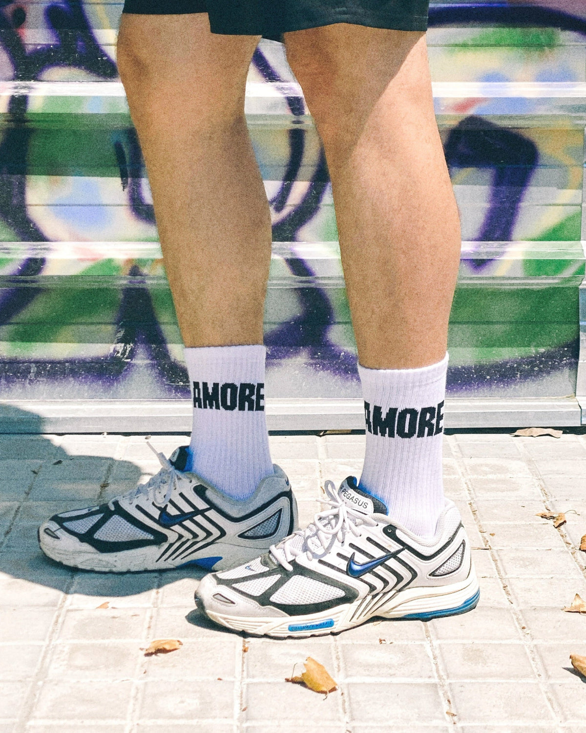 AMORE Socken in Schwarz und Weiß – Detailansicht – NAVUCKO
