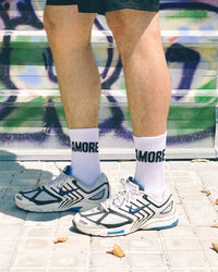 AMORE Socken in Schwarz und Weiß – Detailansicht – NAVUCKO