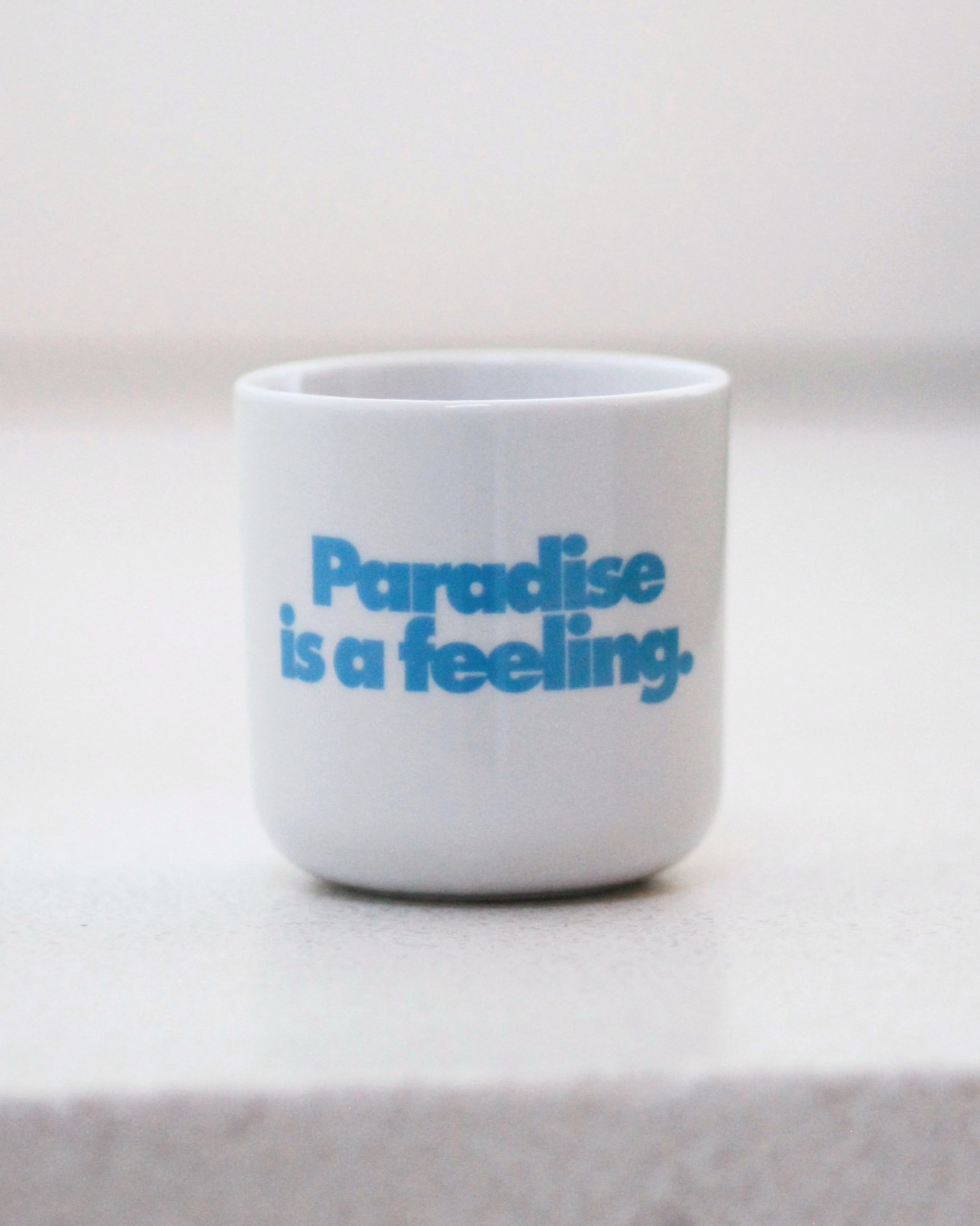 Porzellanbecher PARADISE IS A FEELING. – hochwertiger Becher mit Design von NAVUCKO