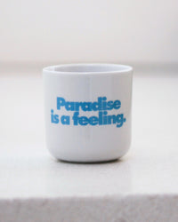Porzellanbecher PARADISE IS A FEELING. – hochwertiger Becher mit Design von NAVUCKO