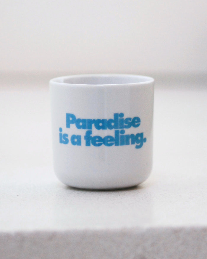 Porzellanbecher PARADISE IS A FEELING. – hochwertiger Becher mit Design von NAVUCKO