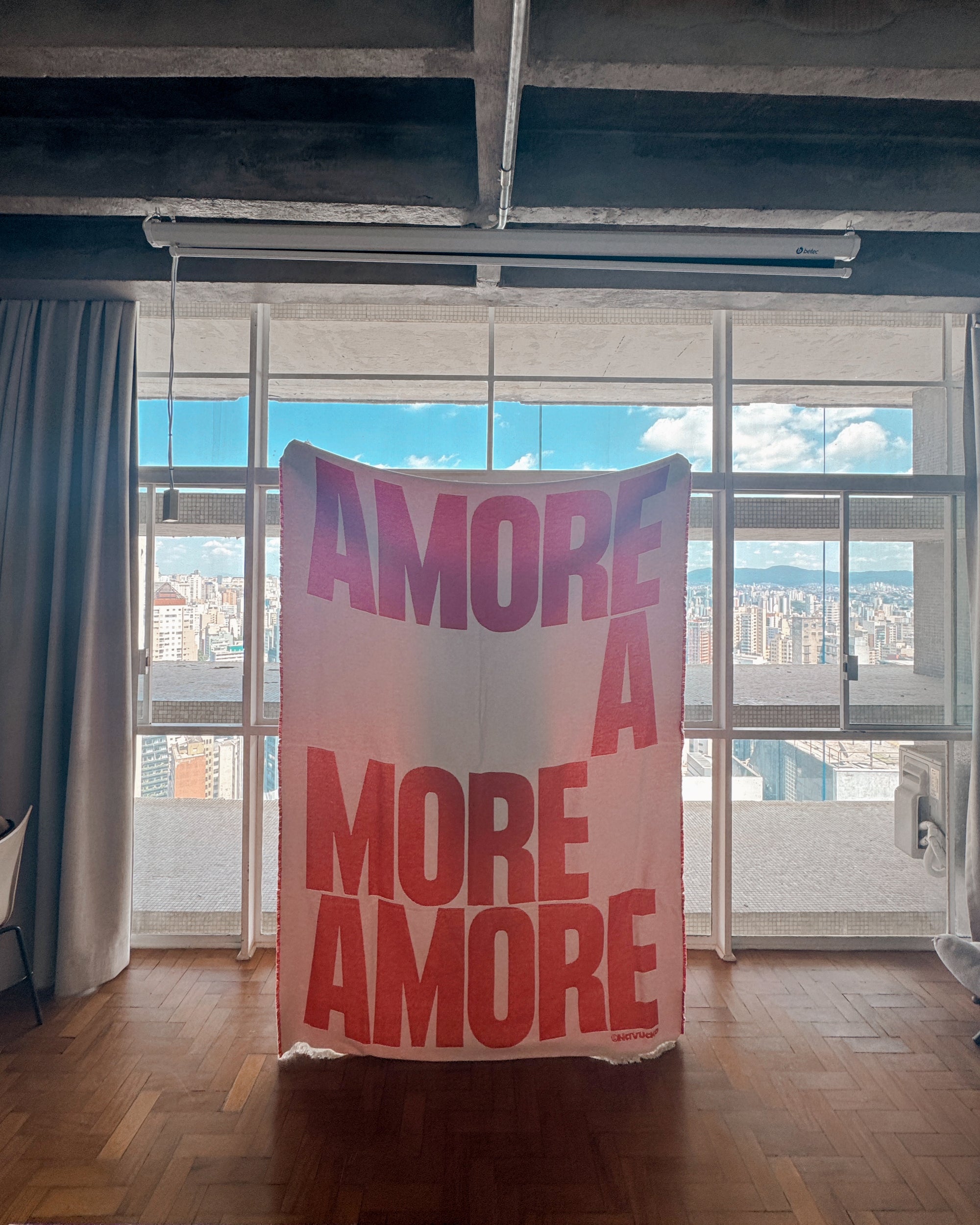 NAVUCKO Baumwoll-Decke AMORE Weiß/Rot – Stimmungsbild