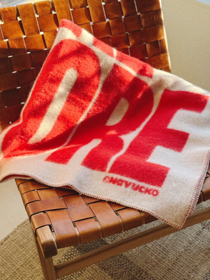 AMORE Wolldecke Weiß / Rot – Detailansicht – NAVUCKO