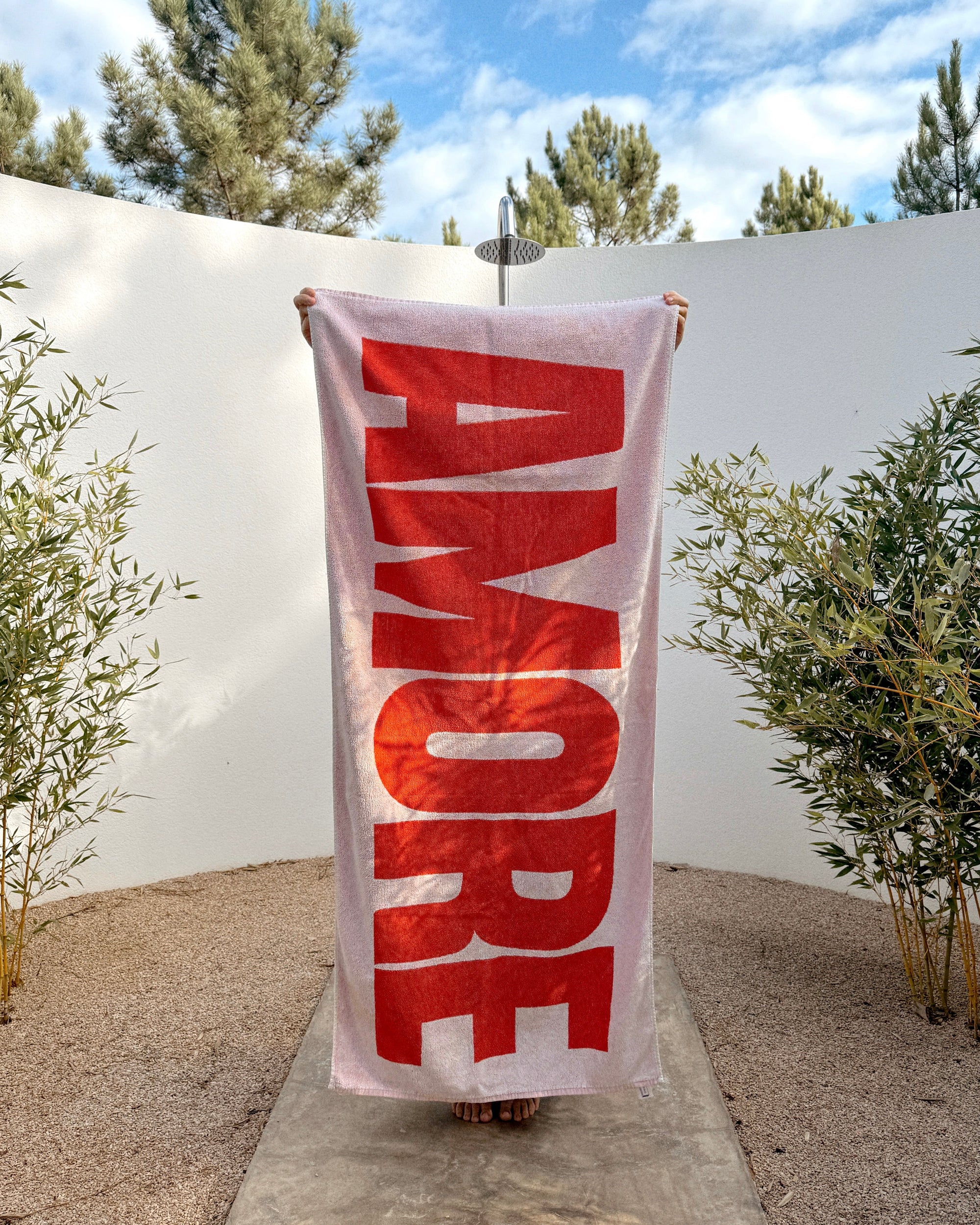 Badetuch / Strandtuch AMORE Weiß/Rot – hochwertiges Tuch mit AMORE-Design von NAVUCKO