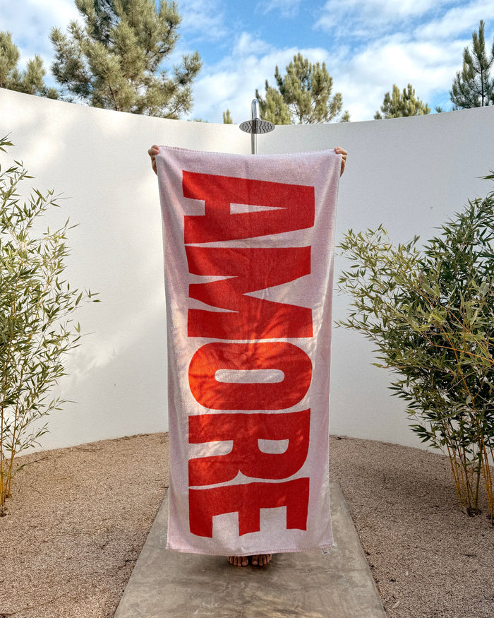 Badetuch / Strandtuch AMORE Weiß/Rot – hochwertiges Tuch mit AMORE-Design von NAVUCKO