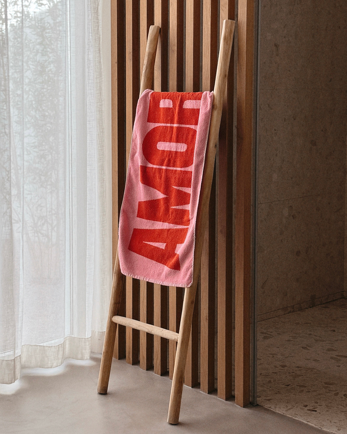 Handtuch AMORE Rosa/Rot – hochwertiges Baumwollhandtuch mit AMORE Design von NAVUCKO