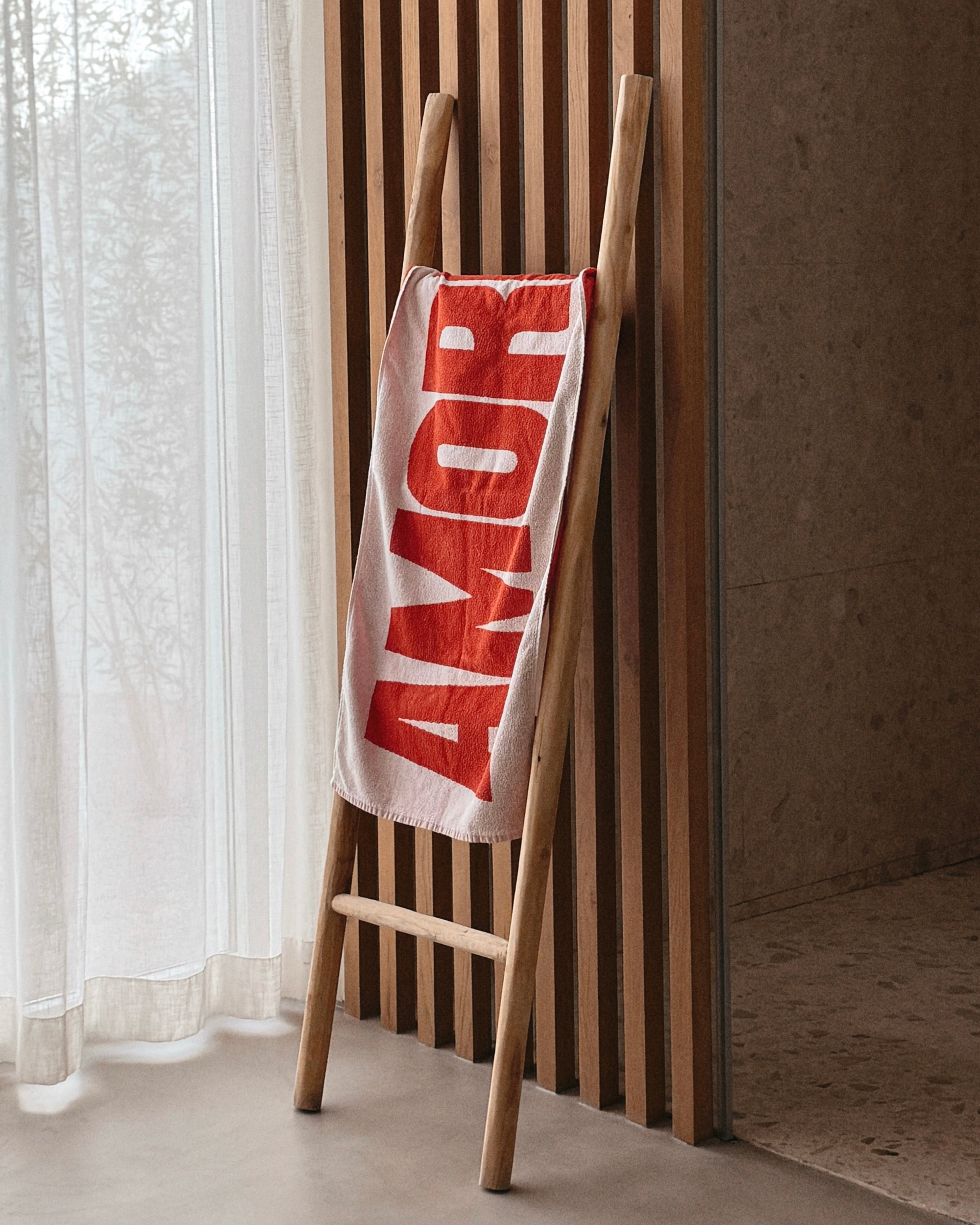 Handtuch AMORE Weiß/Rot – hochwertiges Baumwollhandtuch mit AMORE Design von NAVUCKO