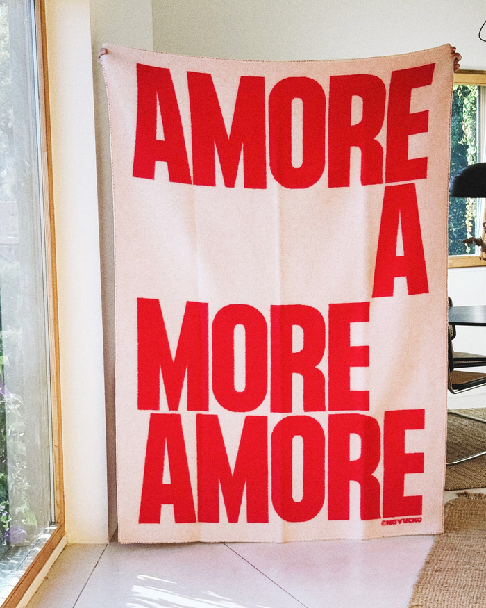 Wolldecke AMORE Weiß / Rot – hochwertige Decke aus 100% Wolle mit AMORE Design von NAVUCKO