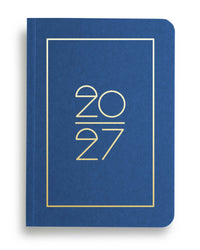NAVUCKO Pocket Kalender 2027 in Sapphire Blau – Softcover Kalender mit goldenem Rahmen und typografischem 2027 Design, DIN A6