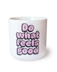 Porzellanbecher DO WHAT FEELS GOOD – hochwertiger Becher mit Design von NAVUCKO